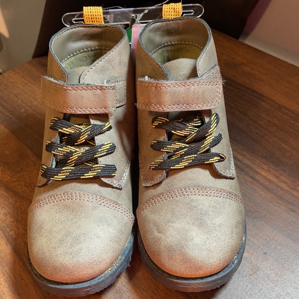 Carter’s boots - Picture 2 of 4